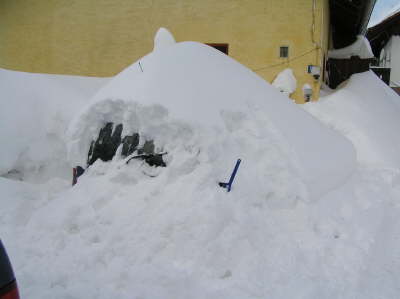 Auto nach einer Nacht Schneefall