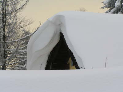 �berh�ngender Schnee